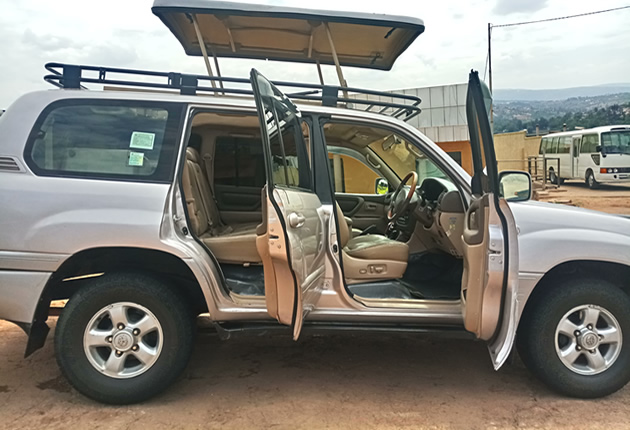 4x4 Car hire in Rwanda with a Land cruiser